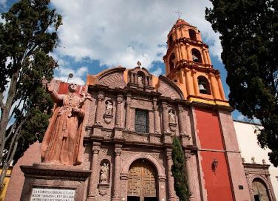 Discover the enchanting Templo del Oratorio de San Felipe Neri, a stunning Baroque church in the heart of San Miguel de Allende, steeped in history and beauty.