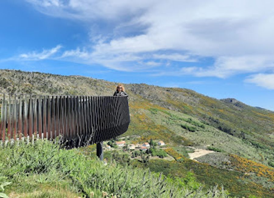 Discover stunning panoramic views and serene landscapes at Miradouro da Varanda dos Carqueijais in Covilhã, Portugal, a perfect spot for nature lovers.