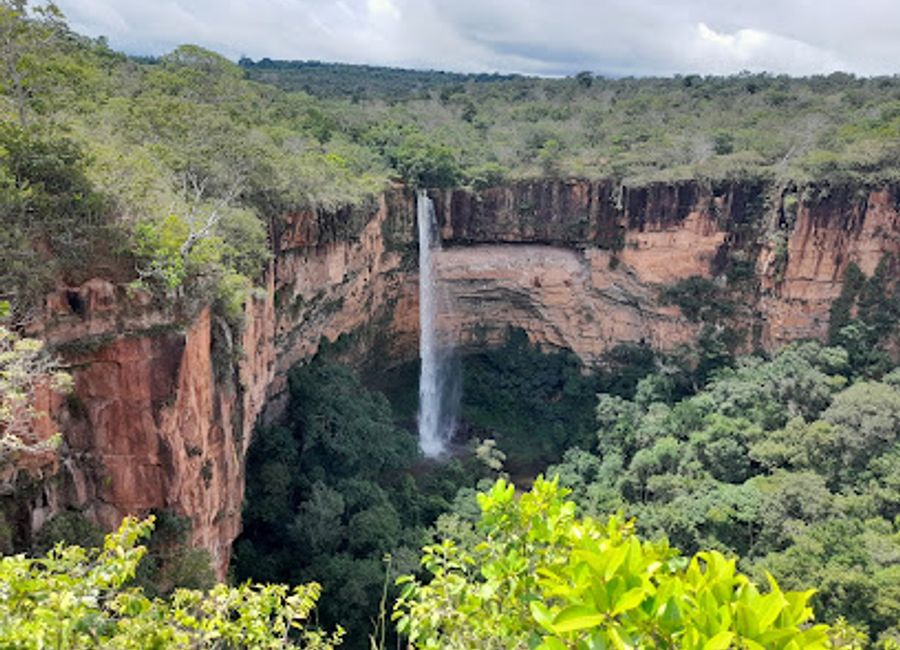 Witness the breathtaking beauty of Véu de Noiva waterfall from this easily accessible viewpoint in Chapada dos Guimarães National Park, Brazil.
