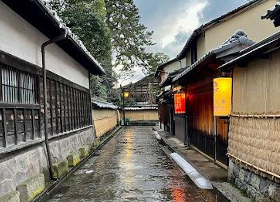 Discover the enchanting Nagamachi District, where the spirit of the samurai lives on through its beautiful architecture and rich cultural heritage.