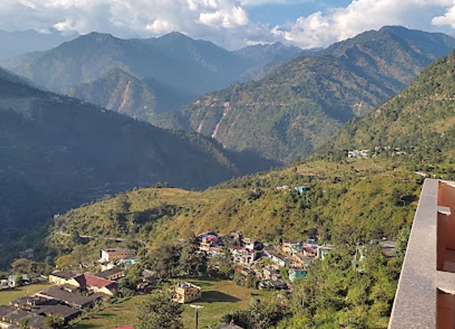 Discover Ukhimath's Omkareshwar Temple: The winter home of Kedarnath, steeped in mythology and Himalayan serenity. A spiritual haven awaits.