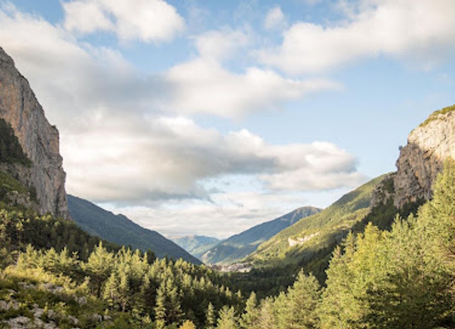 Explore Clavijas de Carriata: A breathtaking hiking trail in Ordesa y Monte Perdido National Park, perfect for adventure seekers and nature lovers.