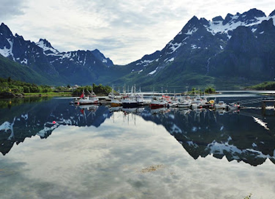 Discover the Sildpolltjönna Ship Wreck in Lofoten, Norway – a perfect blend of history and stunning natural beauty awaits your exploration.