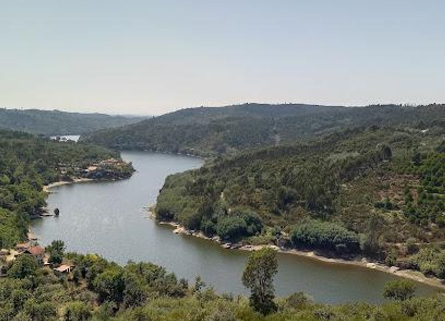 Discover Penedo Oscilante in Póvoa de Midões, a scenic spot offering mesmerizing views and a unique natural phenomenon perfect for nature lovers.