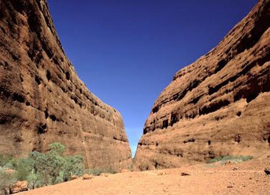 Discover the beauty of Walpa Gorge in the Northern Territory, a breathtaking hiking area and tourist attraction rich in natural wonders and Indigenous culture.