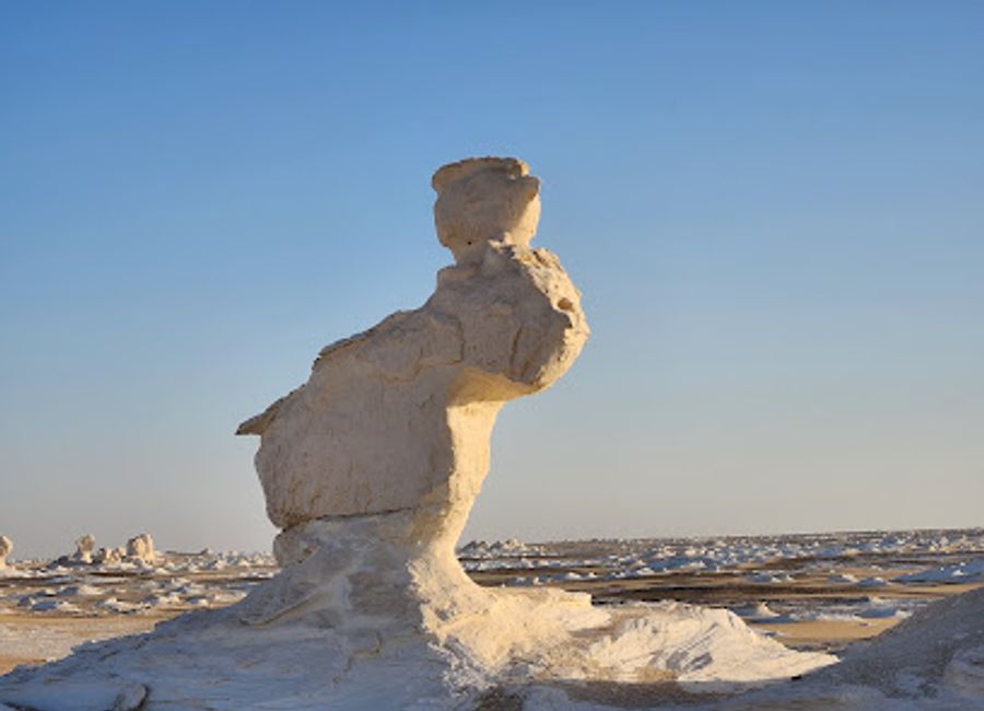 Discover the breathtaking beauty of the White Desert Sculptures in Egypt’s Al Giza Desert, a surreal landscape of unique rock formations.