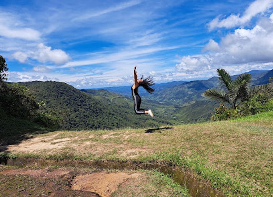 Discover the breathtaking beauty of the Guatapé Oriente Mirador, where stunning vistas and serene nature meet in Colombia's Antioquia region.