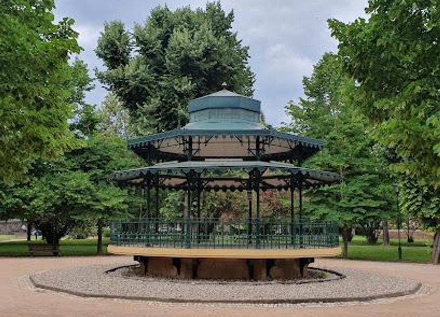 Park Mouchão in Tomar: A picturesque urban park with lush gardens and historical charm, perfect for relaxation and exploration.
