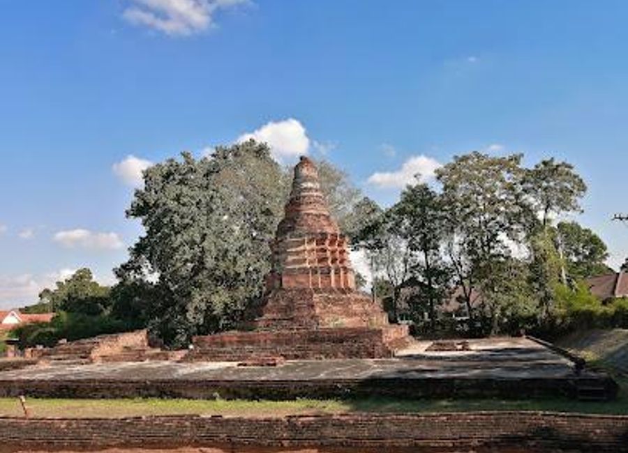 Explore Wiang Kum Kam, an ancient city near Chiang Mai, where history, culture, and stunning ruins come together in a tranquil setting.