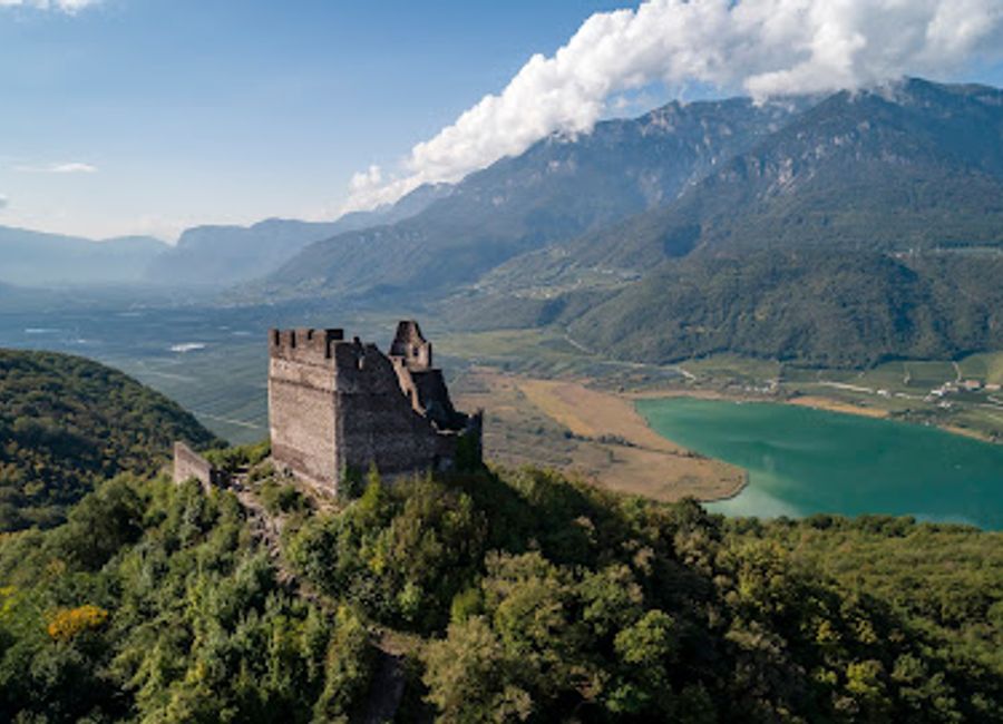 Discover the enchanting Castelchiaro in South Tyrol, a castle ruin offering stunning views and a rich historical experience.
