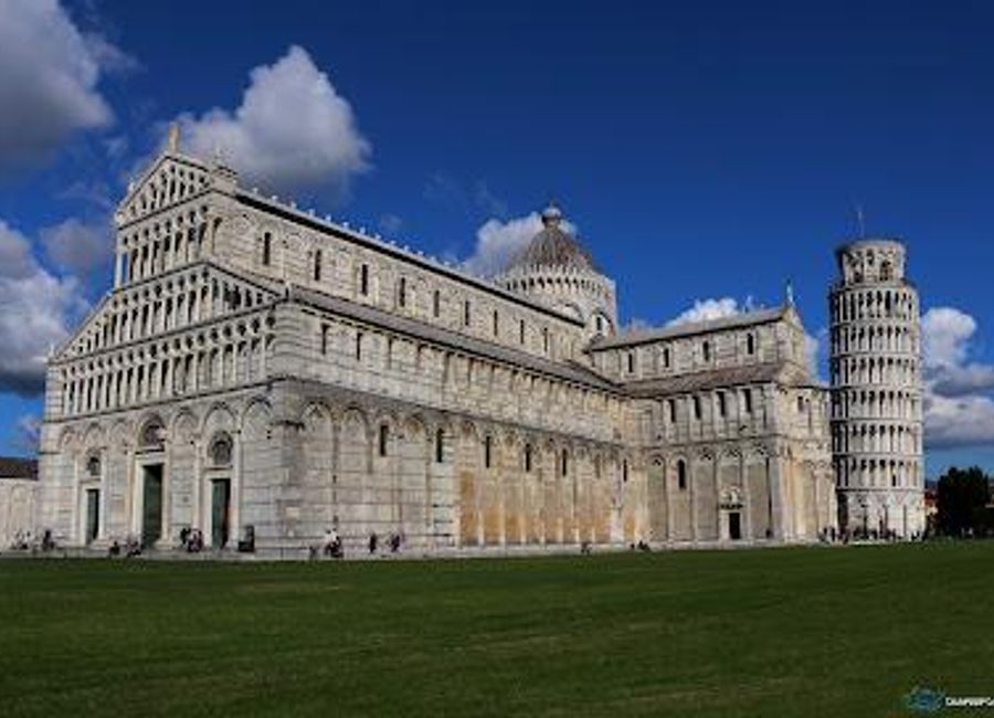 Discover the breathtaking Cattedrale di Pisa, a stunning Romanesque masterpiece located in the heart of the iconic Piazza del Duomo.