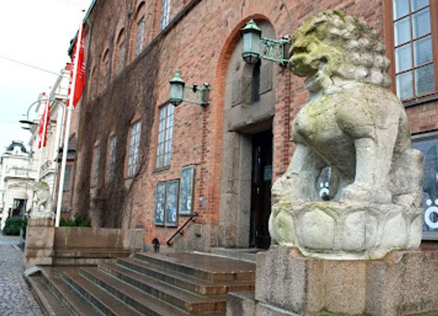 Explore the fascinating world of applied arts and design at Röhsska Museet, Gothenburg's premier museum showcasing creativity through the ages.