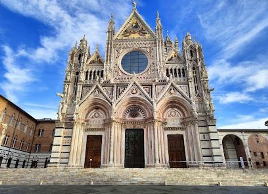 Discover Siena Cathedral, a stunning Gothic masterpiece in the heart of Siena, showcasing exquisite art and rich history.