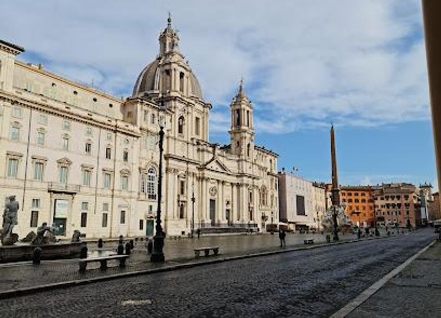 Explore the enchanting Piazza Navona, a historical plaza in Rome filled with stunning fountains, vibrant street life, and captivating Baroque architecture.