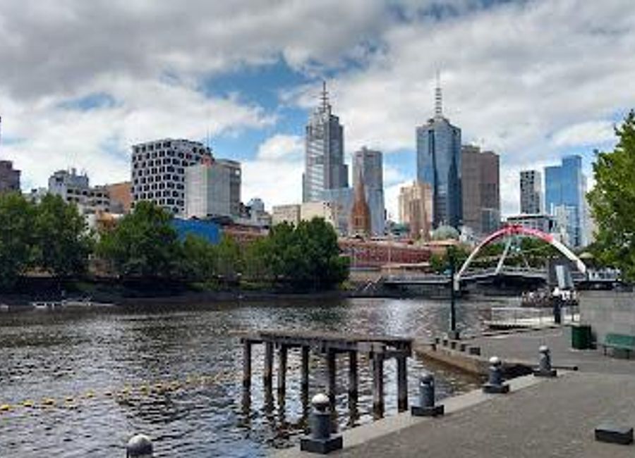 Discover the vibrant Southbank Promenade in Melbourne, a perfect blend of dining, culture, and breathtaking riverside views.