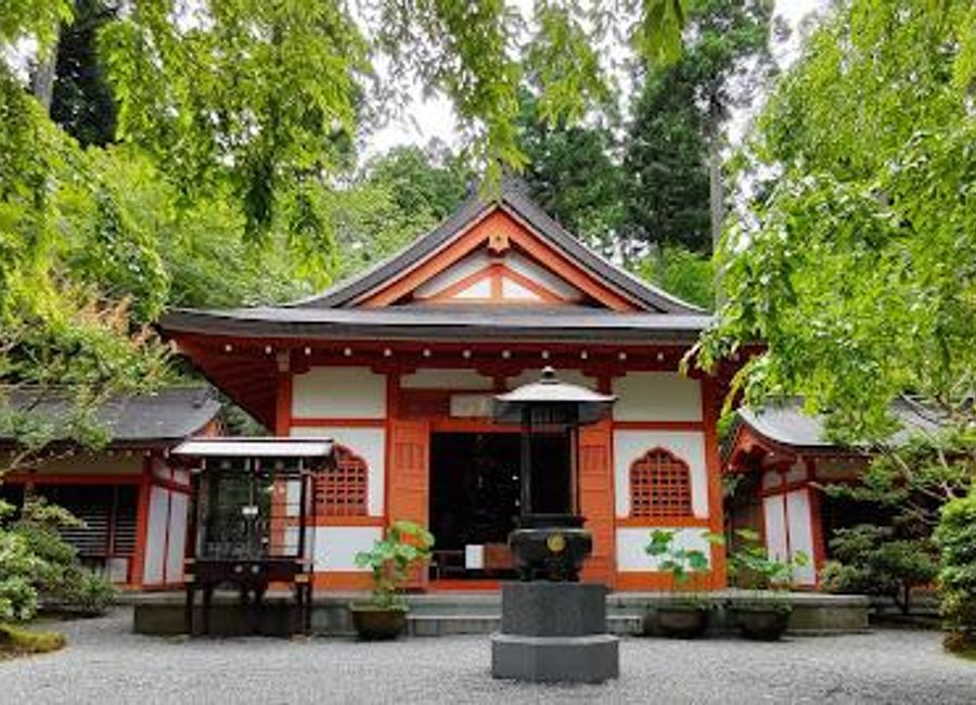 Experience the tranquility and beauty of Sanzen-in Temple, a stunning Buddhist sanctuary surrounded by nature in Kyoto.