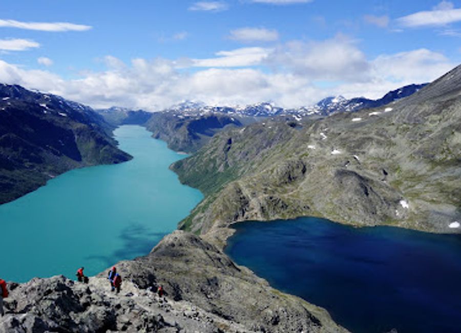 Experience the breathtaking beauty of Besseggen, a premier hiking destination in Norway’s Jotunheimen National Park, perfect for outdoor enthusiasts.