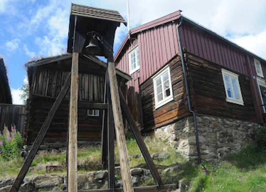 Discover Hyttklokka in Røros, a historical bell tower that showcases Norway's mining heritage amidst stunning traditional architecture.