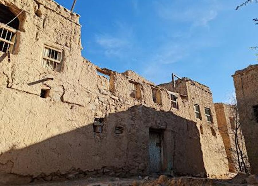 Explore Old Al Hamra Village, a fascinating glimpse into Oman's rich history, stunning architecture, and breathtaking natural beauty.