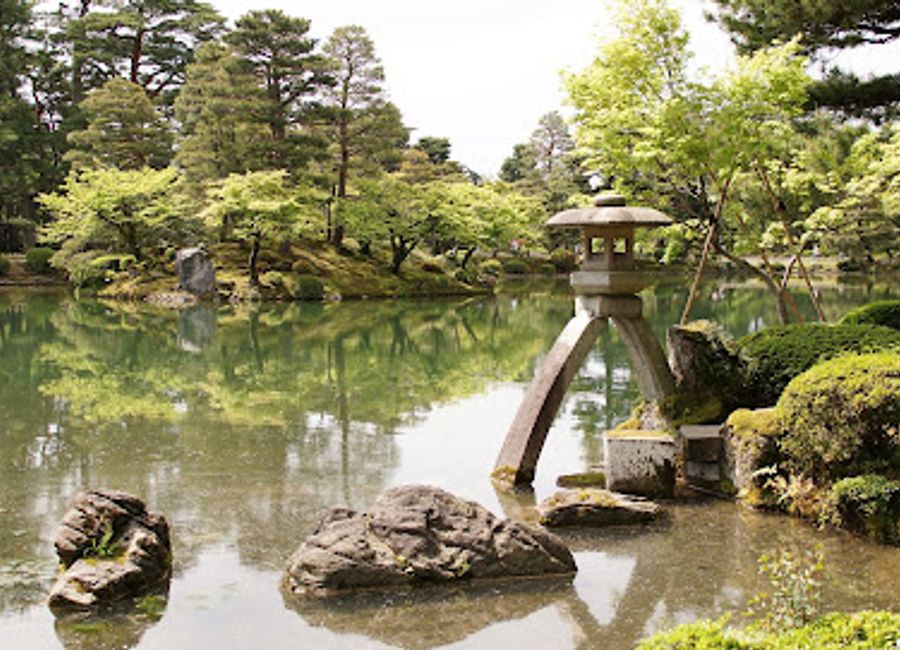Discover the serene beauty of Kenroku-en, one of Japan's top three gardens, featuring breathtaking landscapes and cultural heritage in Kanazawa.
