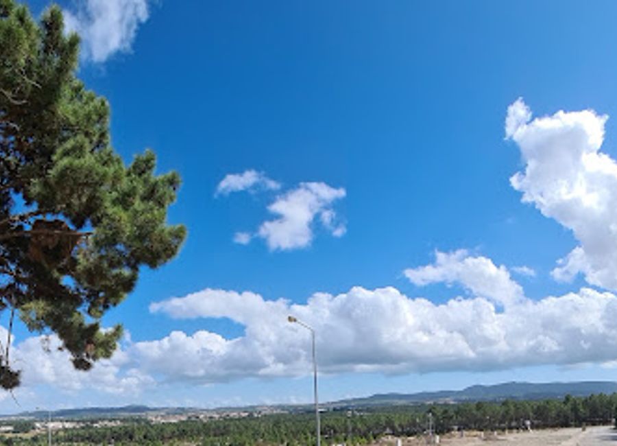 Discover the stunning panoramic views at Miradouro Cabeço do Melão, a serene escape in Portugal’s breathtaking landscapes.