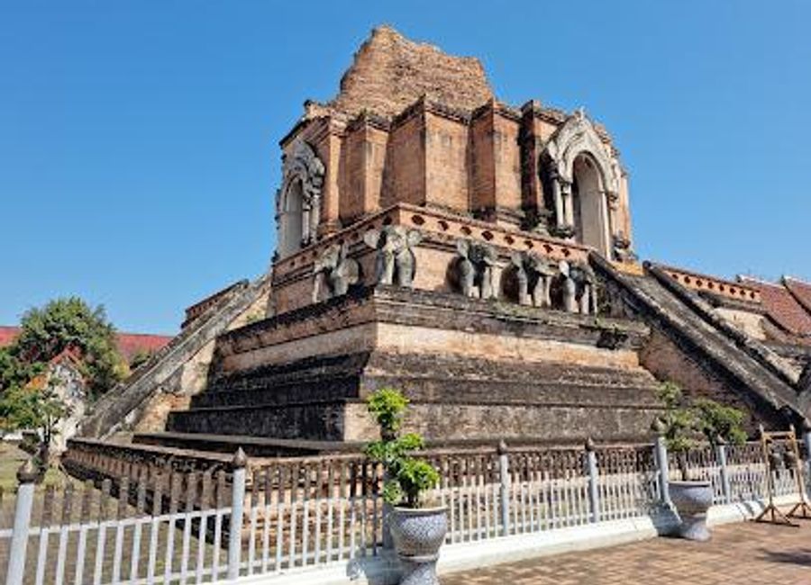 Explore the rich history and spiritual tranquility of Wat Chedi Luang Varavihara, a stunning Buddhist temple in the heart of Chiang Mai.