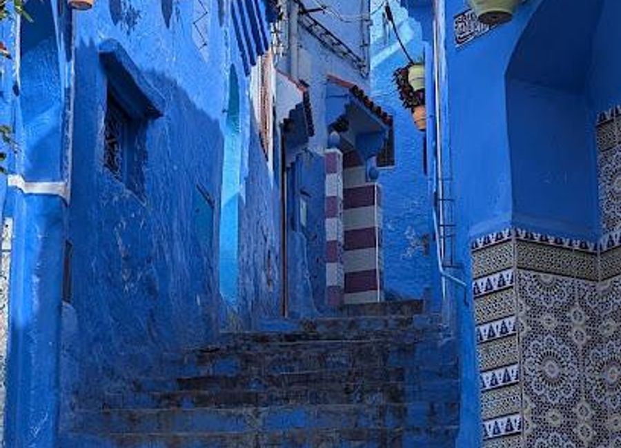 Explore Callejón de Sidi Bouchouka, a stunning blue alley in Chefchaouen, where culture, art, and culinary delights blend perfectly.