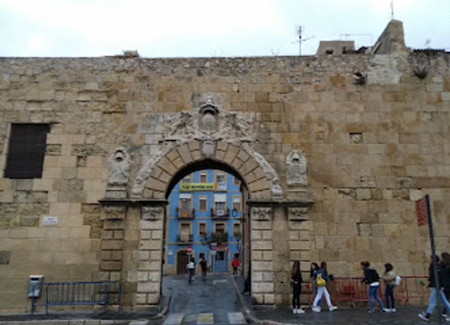 Explore the St. Anthony Gate in Tarragona, a stunning historical landmark that reflects the city's rich cultural heritage and architectural beauty.
