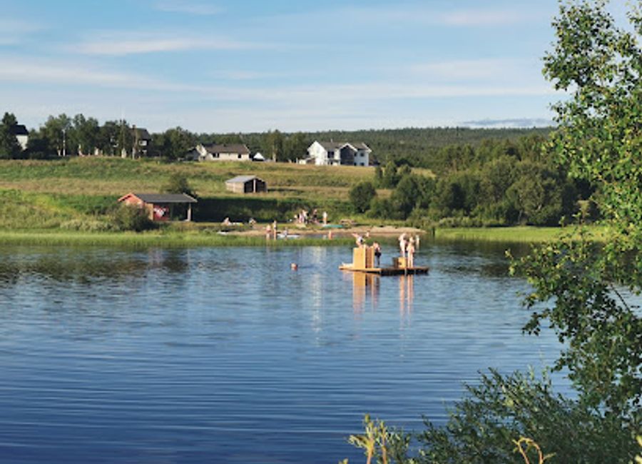 Explore the stunning landscapes and serene trails of Badebrygge - Røros IL, a hiking paradise nestled by the beautiful Gjettjønna lake in Norway.
