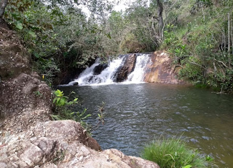 Discover Cachoeira da Prainha in Chapada dos Guimarães: a peaceful waterfall, perfect for a refreshing swim and easy hiking in a stunning natural setting.