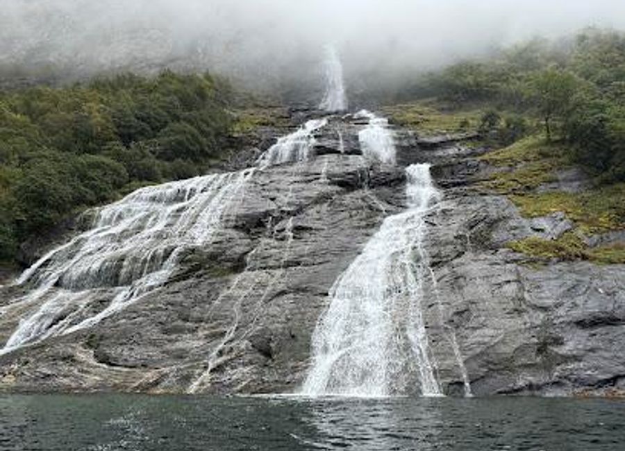 Discover the breathtaking beauty of Geirangerfjord with RIB Geiranger’s exhilarating boat tours, perfect for adventure and nature lovers alike.
