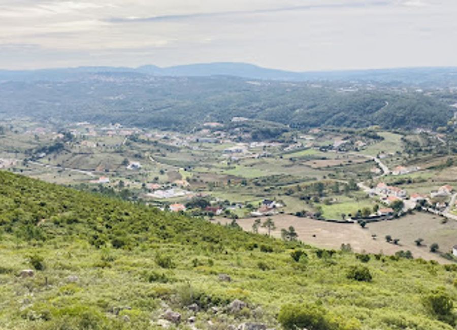 Explore stunning views and invigorating trails at Baloiço da Torre de Barrozinha, a hiking paradise in Reguengo do Fetal, Portugal.