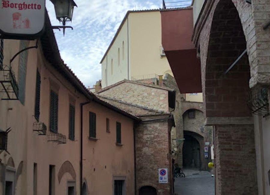 Discover stunning panoramic views at the Montepulciano Viewpoint, a must-visit destination in Tuscany for breathtaking landscapes and tranquility.