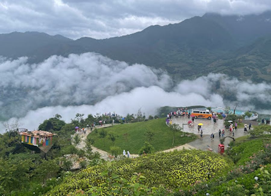 Explore Vườn Vô Cực in Sa Pa, Vietnam – a stunning landscape of terraces and mountains perfect for photography and adventure seekers.