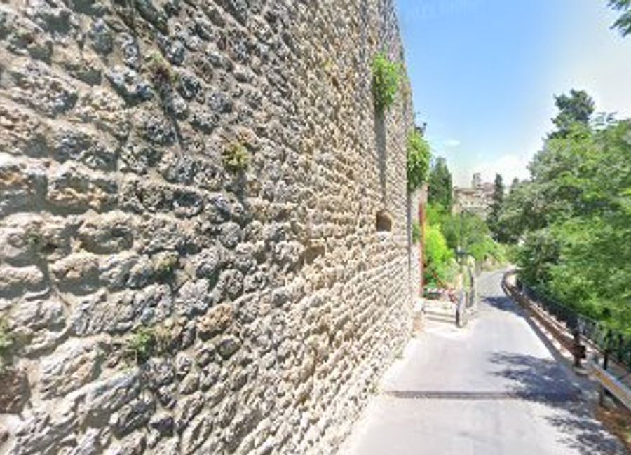 Discover the enchanting Mura della città in San Gimignano, a UNESCO World Heritage Site, where history meets breathtaking views.