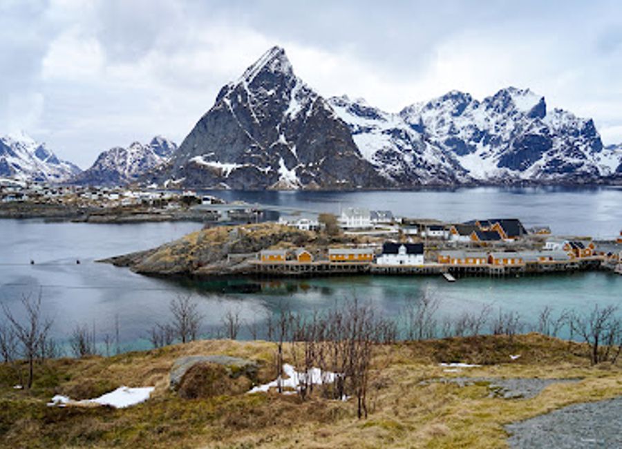 Explore Olenilsøya Kystfort, a historical coastal fortress in Reine, Norway, surrounded by stunning landscapes and rich military history.