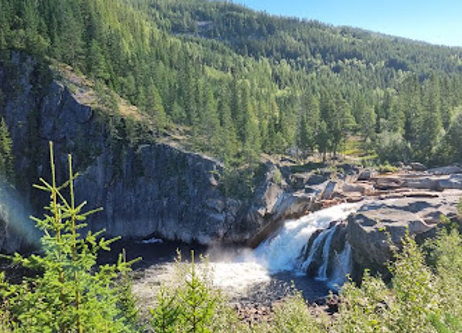 Discover the breathtaking Eidfossen Wasserfall in Ålen, Norway, where nature's beauty and tranquility await every traveler.