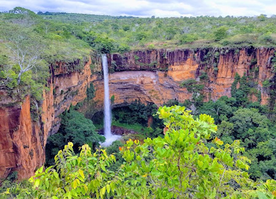 Witness the splendor of Chapada dos Guimarães at the iconic Cachoeira Véu de Noiva, a breathtaking waterfall framed by dramatic cliffs.