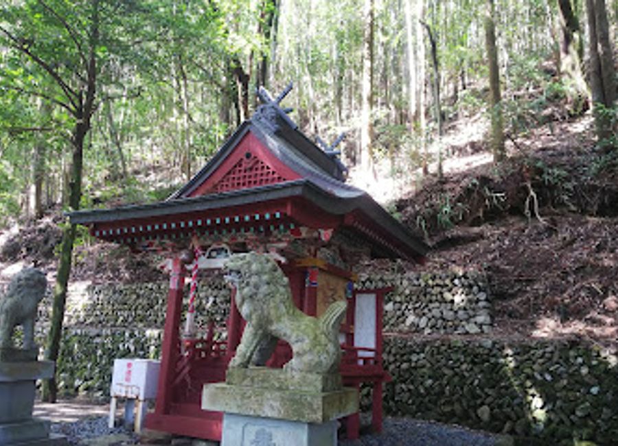 Experience tranquility and cultural heritage at Tsugizakura-Oji, a captivating Shinto shrine in Wakayama's lush landscapes.