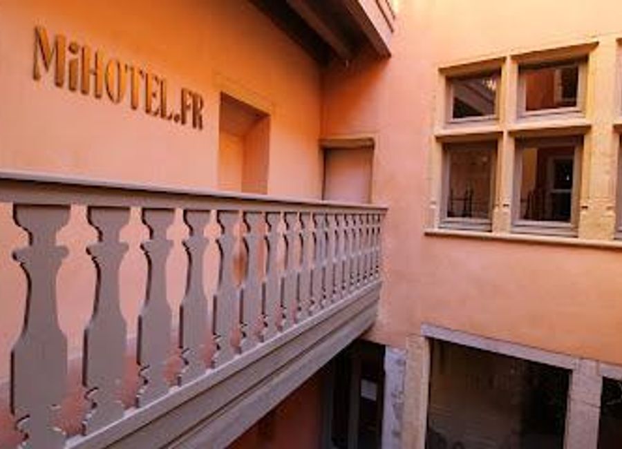 Explore the historic Traboule “Maison du Crible – Tour Rose” in Lyon, where timeless architecture meets vibrant local culture and cuisine.