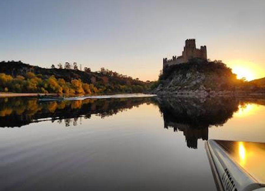 Explore Almourol Castle: A medieval fortress on an island in the Tagus River that offers stunning views and a rich historical experience.