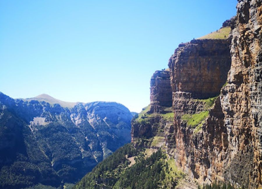 Explore Clavijas de Cotatuero for breathtaking hiking trails and stunning landscapes in the heart of Ordesa y Monte Perdido National Park, Spain.