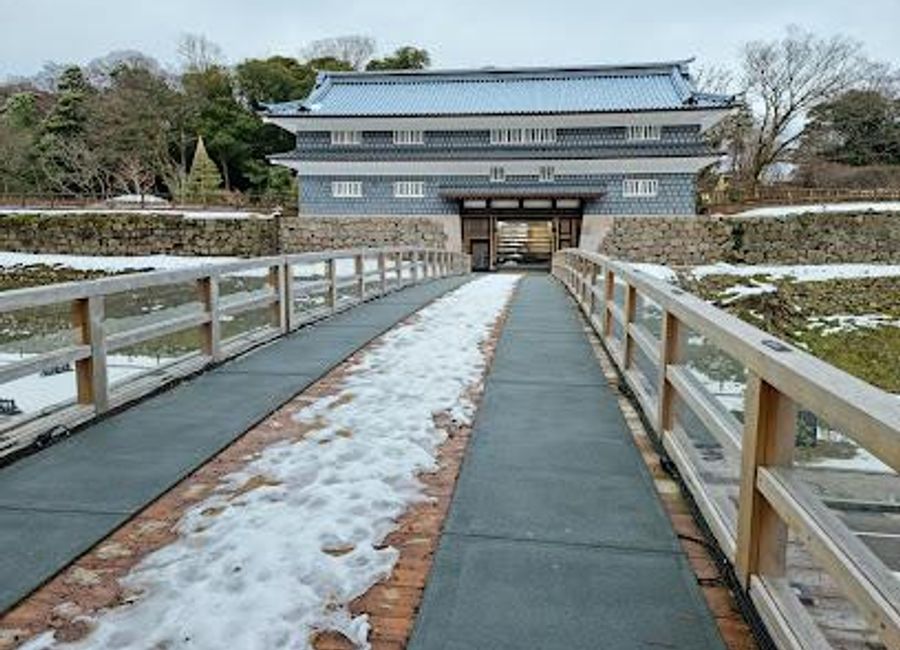 Explore the historical beauty of Nezumita-mon Gate, a remarkable castle landmark in Kanazawa, Japan, showcasing traditional architecture and serene gardens.