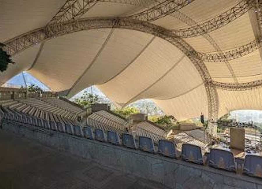 Discover the Auditorio Guelaguetza, where Oaxacan culture comes alive through vibrant performances and unforgettable festivals celebrating the region's rich traditions.