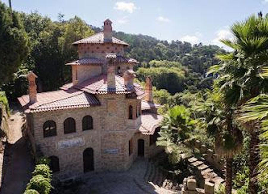 Explore Villa Sassetti, a historical gem in Sintra, Portugal, known for its breathtaking views, stunning architecture, and serene gardens.