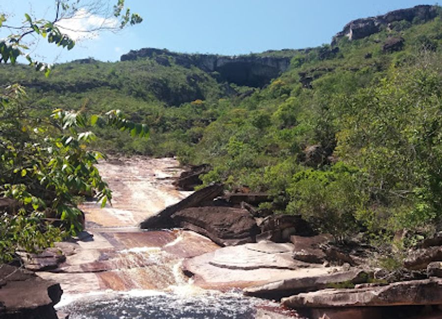 Explore Gruta do Lapaão, a stunning cave in Chapada Diamantina, Bahia, featuring incredible rock formations and a serene natural atmosphere.