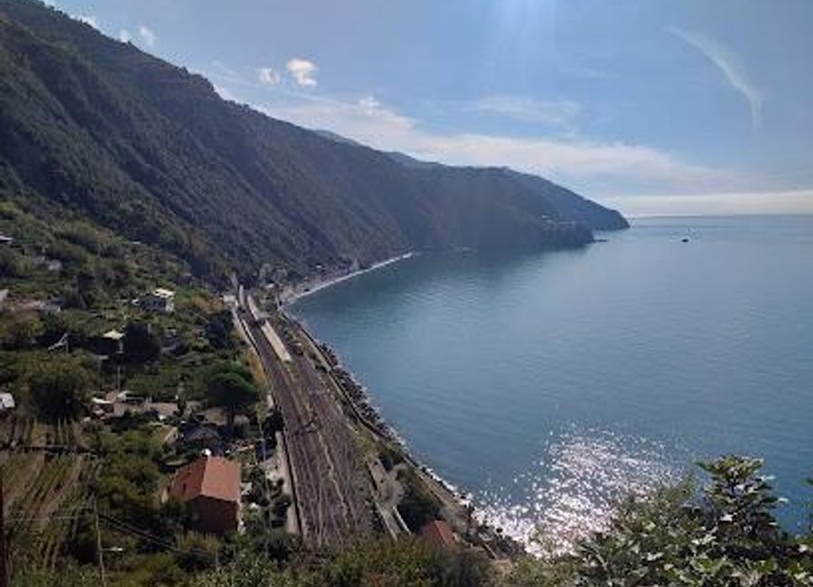 Experience the stunning Scalinata Lardarina in Corniglia, where breathtaking views and charming Italian culture await you.