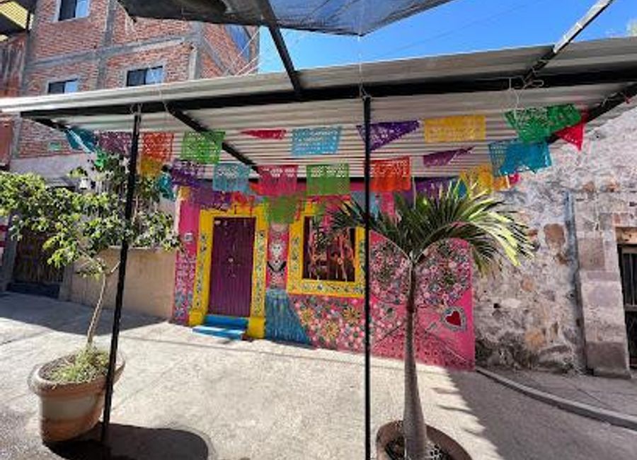 Explore the Mercado de Artesanías in San Miguel de Allende, a vibrant market of local crafts, artisan goods, and cultural treasures that showcases Mexico's rich heritage.