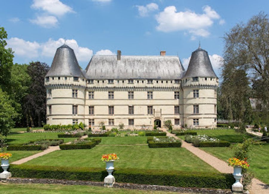 Discover the enchanting Château de l'Islette, a stunning castle in the Loire Valley rich in history and surrounded by beautiful gardens.