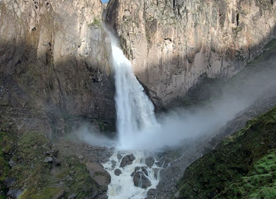 Experience the breathtaking Catarata de Huaruro, a stunning hiking area in Peru where nature's beauty and adventure meet amidst majestic waterfalls.